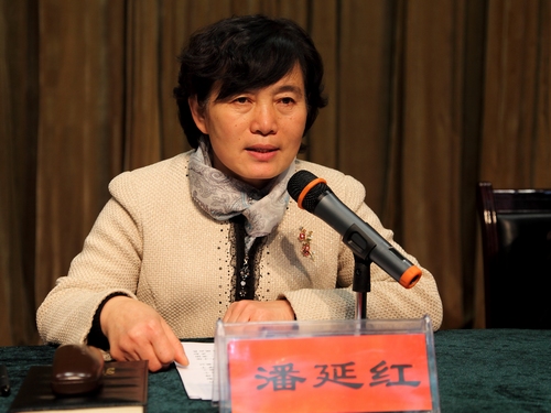 受到表彰的集体和个人上台领奖团委书记王凤春宣读2011-2012学年